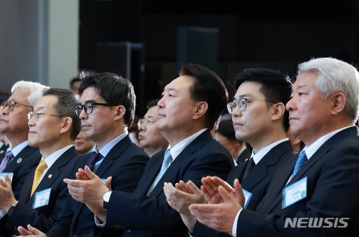 [서울=뉴시스] 조수정 기자 = 윤석열 대통령이 22일 경기도 과천시 국립과천과학관에서 열린 2024 과학기술·정보통신의 날 기념식에서 박수치고 있다. (대통령실통신사진기자단) 2024.04.22. chocrystal@newsis.com