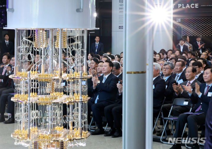 [서울=뉴시스] 조수정 기자 = 윤석열 대통령이 22일 경기도 과천시 국립과천과학관에서 열린 2024 과학기술·정보통신의 날 기념식에서 박수치고 있다. (대통령실통신사진기자단) 2024.04.22. chocrystal@newsis.com