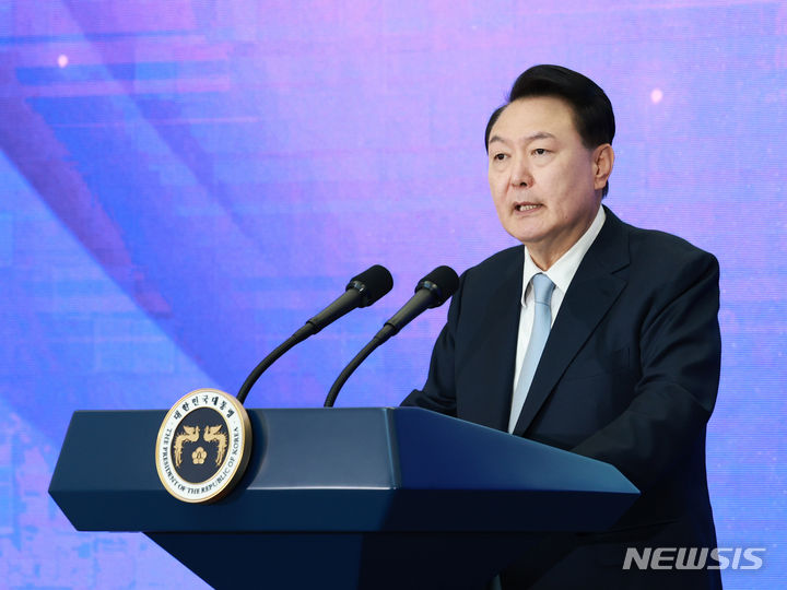 [서울=뉴시스] 조수정 기자 = 윤석열 대통령이 22일 경기도 과천시 국립과천과학관에서 열린 2024 과학기술·정보통신의 날 기념식에서 기념사를 하고 있다. (대통령실통신사진기자단) 2024.04.22. chocrystal@newsis.com
