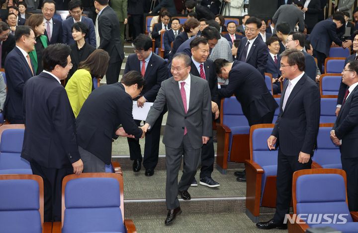 [서울=뉴시스] 조성봉 기자= 윤재옥 국민의힘 원내대표 겸 당대표 권한대행이 22일 오후 서울 여의도 국회에서 열린 국민의힘 제22대 국회의원 당선자 총회에서 당선인들과 인사를 나누고 있다. 2024.04.22. suncho21@newsis.com