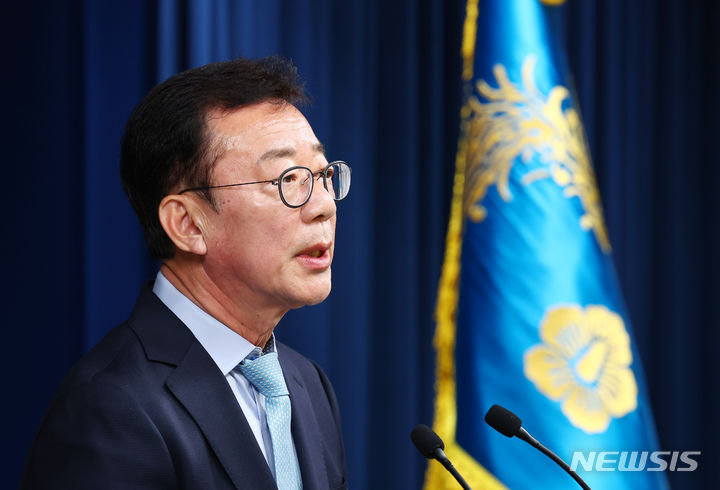 [서울=뉴시스] 전신 기자 = 홍철호 신임 정무수석이 22일 서울 용산 대통령실 청사에서 소감을 밝히고 있다. 2024.04.22. photo1006@newsis.com