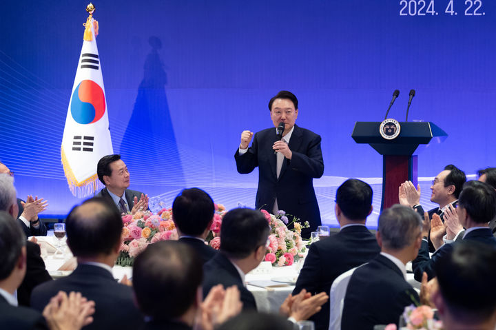 [서울=뉴시스] 윤석열 대통령이 22일 서울 중구 롯데호텔에서 열린 2024년도 재외공관장 만찬에서 마무리발언하고 있다. (사진=대통령실 제공) 2024.04.22. photo@newsis.com *재판매 및 DB 금지