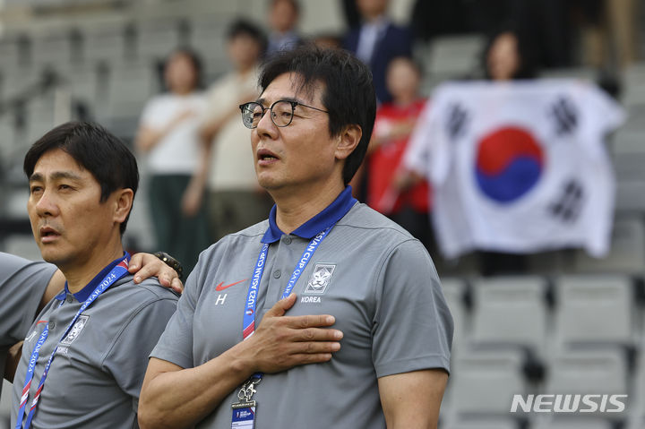 [알라이얀(카타르)=뉴시스] 황준선 기자 = 22일(현지시간) 카타르 알라이얀 자심 빈 하마드 스타디움에서 열린 2024 아시아축구연맹(AFC) U-23 아시안컵 조별리그 B조 3차전 대한민국과 일본의 경기, 한국 황선홍 감독이 애국가를 부르고 있다. 2024.04.22. hwang@newsis.com