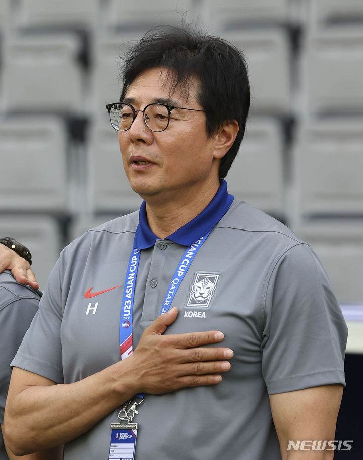 [알라이얀(카타르)=뉴시스] 황준선 기자 = 22일(현지시간) 카타르 알라이얀 자심 빈 하마드 스타디움에서 열린 2024 아시아축구연맹(AFC) U-23 아시안컵 조별리그 B조 3차전 대한민국과 일본의 경기, 한국 황선홍 감독이 애국가를 부르고 있다. 2024.04.22. hwang@newsis.com