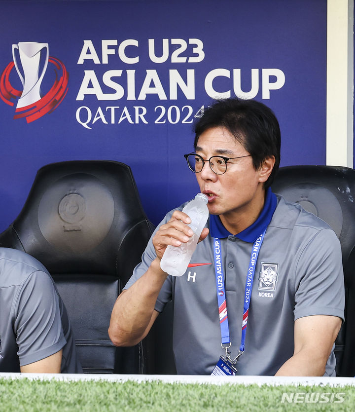 [알라이얀(카타르)=뉴시스] 황준선 기자 = 22일(현지시간) 카타르 알라이얀 자심 빈 하마드 스타디움에서 열린 2024 아시아축구연맹(AFC) U-23 아시안컵 조별리그 B조 3차전 대한민국과 일본의 경기, 황선홍 감독이 물을 마시고 있다. 2024.04.22. hwang@newsis.com