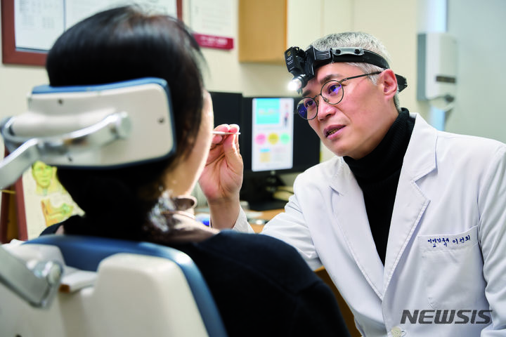 [서울=뉴시스]이건희 강동경희대병원 이비인후과 교수가 환자를 진료하고 있다. (사진= 강동경희대병원 제공) 2024.04.23. photo@newsis.com. 
