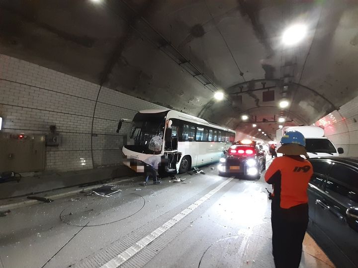 [칠곡=뉴시스] 22일 오후 2시9분께 칠곡군 동명면 중앙고속도로 대구방향 다부터널 내부에서 4중 추돌사고가 발생했다. (사진=경북소방본부 제공) 2024.04.23. photo@newsis.com *재판매 및 DB 금지