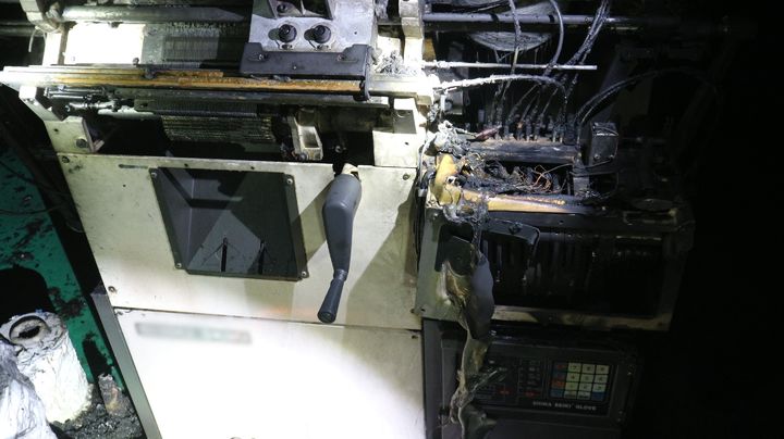 [대구=뉴시스] 22일 오후 6시29분께 대구 달성군 현풍읍의 한 면장갑 제조 공장에서 화재가 발생했다. 사진은 발화부로 추정되는 기계. (사진=대구달성소방서 제공) 2024.04.23. photo@newsis.com *재판매 및 DB 금지