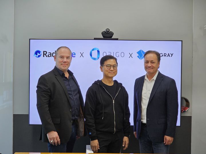 (좌)자비에 필리올 라디오라인 최고운영책임자, 황도연 오비고 대표이사, 짐 라일리 스팅레이_미국지사 부사장 (사진=오비고 제공) *재판매 및 DB 금지