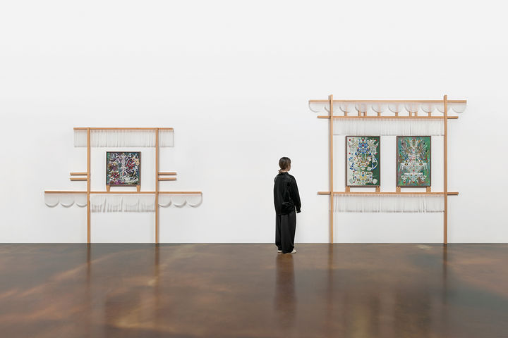 양혜규 〈흔들 콧노래 넋가위 – 황홀망恍惚網 #228〉, 2024 〈녹음 농담濃淡 샘 넋터 – 황홀망恍惚網 #233〉, 2024 〈아롱 무지개 해왕 승천 넋터 – 황홀망恍惚網 #224〉, 2023 (왼쪽부터) Courtesy of the artist and Kukje Gallery 사진: 안천호 양혜규 〈황홀망〉 설치 전경, 국제갤러리, 서울, 2024 이미지 제공: 국제갤러리 *재판매 및 DB 금지