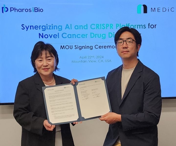 [서울=뉴시스] 한혜정 파로스아이바이오 미국 법인 대표(왼쪽)와 한규호 메딕 라이프 사이언스 대표. (사진=파로스아이바이오 제공) 2024.04.23. photo@newsis.com *재판매 및 DB 금지