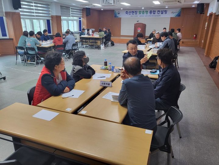 [진주=뉴시스]경남도농업기술원, 합천군 농업기술센터에서 축산농가 종합 컨설팅.(사진=경남농업기술원 제공).2024.04.23.photo@newsis.com *재판매 및 DB 금지