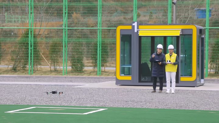 [서울=뉴시스] 김천드론자격센터 실기시험장에서 연습비행을 하는 모습. (사진=한국교통안전공단 제공) 2024.04.23. photo@newsis.com *재판매 및 DB 금지