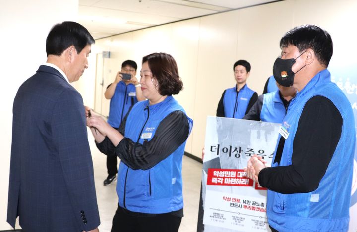 [충주=뉴시스] 블랙데이 추모 리본 다는 조길형(왼쪽) 충주시장. (사진=충주시 제공) 2024.04.23. photo@newsis.com *재판매 및 DB 금지