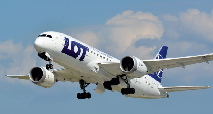 [서울=뉴시스] 헝가리를 출발해 인천공항으로 향하던 항공기에서 가족과 탑승한 여성 A씨가 기내에서 난동을 부리는 사건이 발생했다. 해당여객기는 결국 카자흐스탄 아스타공항에 비상 착륙했고 A씨는 현지경찰에 체포됐다. 사진은 사고가 발생한 항공사 여객기 모습. 2024.04.23. (사진=LOT항공 홈페이지 캡쳐) photo@newsis.com *재판매 및 DB 금지