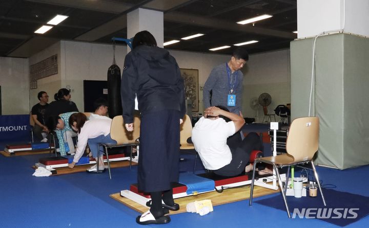 [인천=뉴시스] 김동영 기자 = 2024년 1차 경찰공무원(공채) 채용시험 응시자가 23일 오전 인천 남동구 인천경찰청에서 윗몸일으키기를 하고 있다. 2024. 4.23. dy0121@newsis.com 