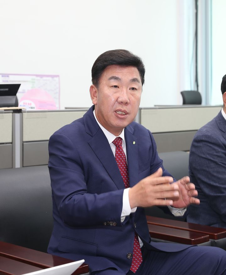 [청주=뉴시스] 이범석 청주시장이 23일 시청 기자실에서 청주시 교통 정책을 설명하고 있다. photo@newsis.com *재판매 및 DB 금지