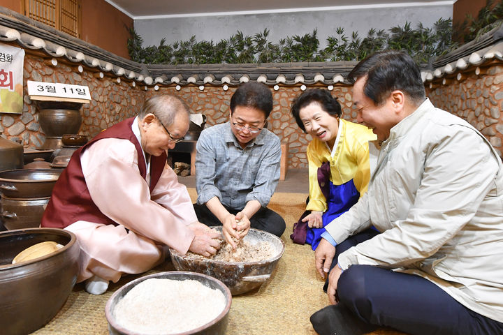 [안동=뉴시스] 이철우 경북지사가 지난해 3월 '민속주 안동소주'를 방문해 제조과정을 체험하고 있다.  *재판매 및 DB 금지