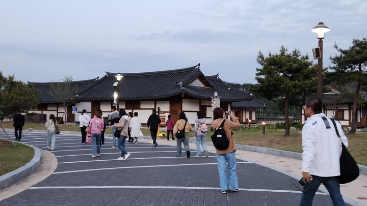 대만 여행업계 관계자들이 오죽헌 한옥마을을 둘러보고 있다. 강릉시 제공 *재판매 및 DB 금지