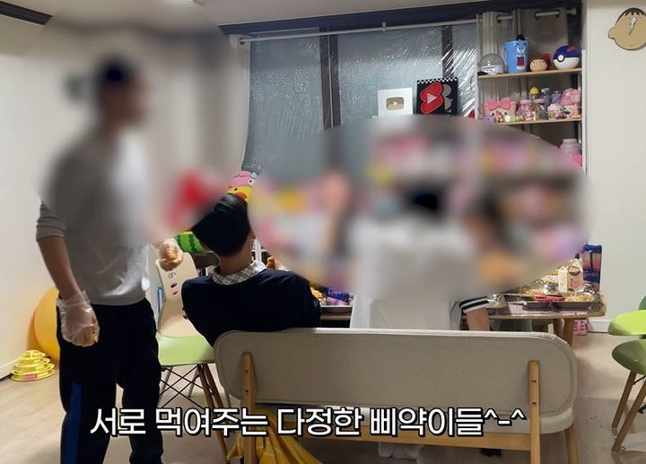 [서울=뉴시스] 유튜브 '한닭쌤과 삐약이 교실' 채널을 운영하는 '한닭쌤'이 과외 학생들에게 무료로 끼니를 제공하고 있다. (사진=유튜브 '한닭쌤과 삐약이 교실' 채널 캡처) 2024.4.26. photo@newsis.com *재판매 및 DB 금지