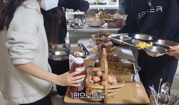 [서울=뉴시스] 유튜브 '한닭쌤과 삐약이 교실' 채널을 운영하는 '한닭쌤'이 과외 학생들에게 무료로 끼니를 제공하고 있다. (사진=유튜브 '한닭쌤과 삐약이 교실' 채널 캡처) 2024.4.26. photo@newsis.com *재판매 및 DB 금지