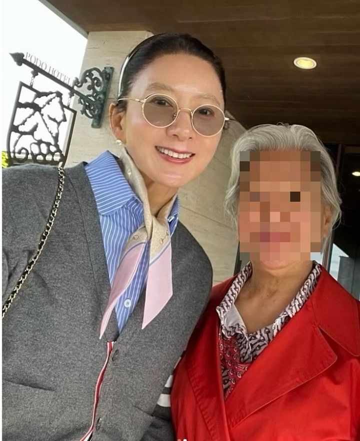 [서울=뉴시스] 배우 김희애가 57번째 생일을 맞아 어머니와 함께 사진을 찍었다. (사진=김희애 인스타그램 캡처) 2024.04.23. photo@newsis.com&nbsp; *재판매 및 DB 금지