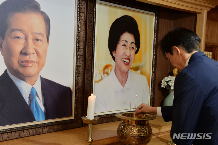 [신안=뉴시스] 박상수 기자 = 조국혁신당 조국 대표가 23일 오후 전남 신안군 하의도 김대중 전 대통령 추모관을 방문해 분향하고 있다. 2024.04.23. parkss@newsis.com