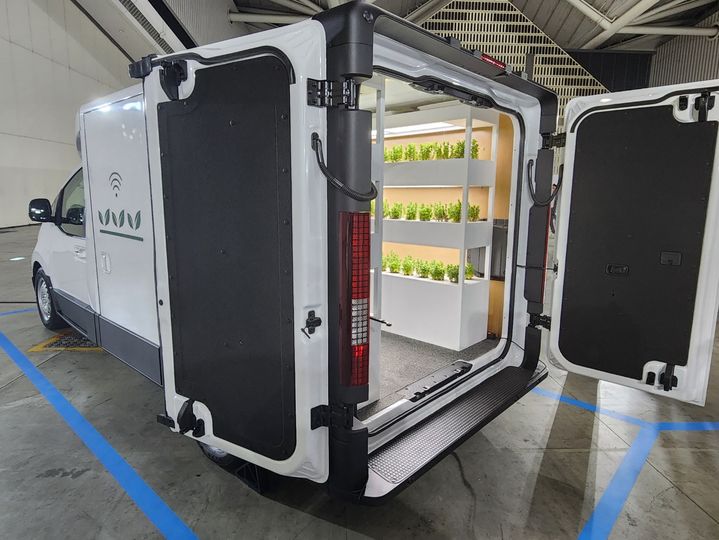 [서울=뉴시스] 인천 송도 컨벤시아에 현대자동차 전동화 비즈니스 플랫폼인 ST1을 활용한 이동식 스마트 팜이 전시된 모습. (사진=이창훈 기자) 2024.04.23 photo@newsis.com *재판매 및 DB 금지 *재판매 및 DB 금지