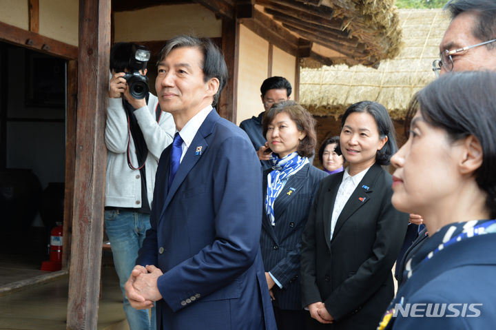 [신안=뉴시스] 박상수 기자 = 조국혁신당 조국 대표가 23일 오후 전남 신안군 하의도 김대중 전 대통령 생가를 방문해 안내를 받고 있다. 2024.04.23. parkss@newsis.com