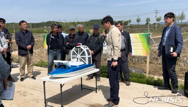 [여주=뉴시스] 23일 열린 드론보트 시연회(사진제공=여주시농업기술센터)