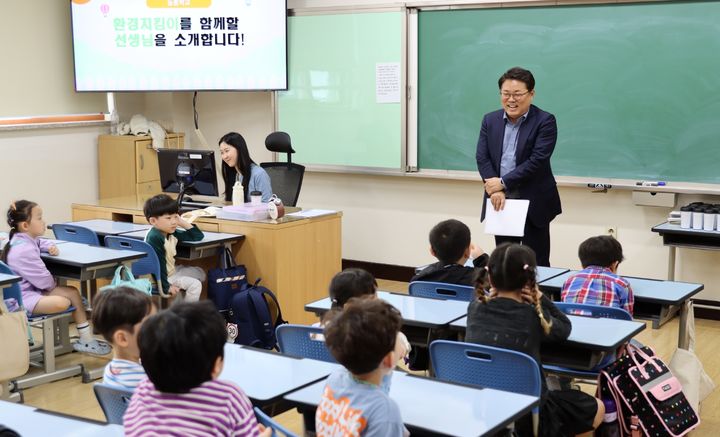 23일 용인둔전초 늘봄학교 일일교사를 맡아 어린이들과 만남을 가진 김동구 한강유역환경청장. (사진=한강유역환경청 제공) *재판매 및 DB 금지 *재판매 및 DB 금지
