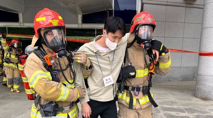 [대전=뉴시스] 23일 대전교통공사에서 재난대비 상시훈련이 진행됐다. 소방대원들이 환자를 구출해 이송하고 있다. (사진=대전교통공사 제공) 2024.04.23. photo@newsis.com&nbsp; *재판매 및 DB 금지