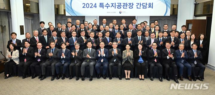 [서울=뉴시스] 조태열 외교부 장관은 2024년도 재외공관장회의 둘째날인 23일 서울 프레스센터에서 험지 공관장 만찬 간담회를 갖고 외교 인프라 증진 방안 등에 대해 논의했다. (사진= 외교부 제공)&nbsp; 