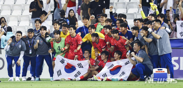 [알라이얀(카타르)=뉴시스] 황준선 기자 = 22일(현지시간) 카타르 알라이얀 자심 빈 하마드 스타디움에서 열린 2024 아시아축구연맹(AFC) U-23 아시안컵 조별리그 B조 3차전 대한민국과 일본의 경기에서 1대0으로 승리한 대한민국 선수들이 기념촬영을 하고 있다. 2024.04.22. hwang@newsis.com