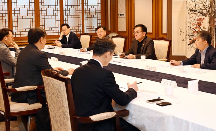 [서울=뉴시스] 최상목 부총리 겸 기획재정부 장관이 23일 서울 종로구 정부서울청사에서 긴급 대외경제자문회의를 주재하고 있다. (사진=기획재정부 제공) 2024.04.23. photo@newsis.com *재판매 및 DB 금지