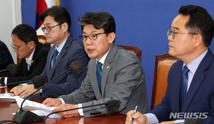 [서울=뉴시스] 이영환 기자 = 진성준 더불어민주당 신임 정책위의장이 23일 오전 서울 여의도 국회에서 열린 원내대책회의에 참석해 발언을 하고 있다. 2024.04.23. 20hwan@newsis.com