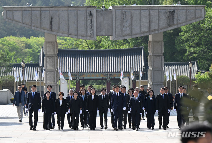 [광주=뉴시스] 박기웅 기자 = 조국 조국혁신당 대표와 국회의원 당선인 등 관계자들이 23일 오전 광주 북구 운정동 국립5·18민주묘지에서 헌화·분향을 하기 위해 이동하고 있다. 2024.04.23. pboxer@newsis.com