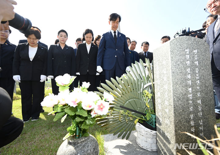 [광주=뉴시스] 박기웅 기자 = 조국 조국혁신당 대표와 국회의원 당선인 등 관계자들이 23일 오전 광주 북구 운정동 국립5·18민주묘지 무명열사 묘역에서 참배하고 있다. 2024.04.23. pboxer@newsis.com