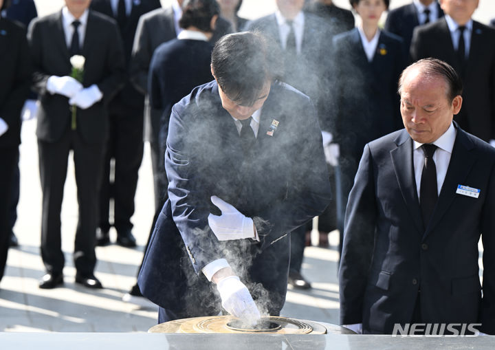 [광주=뉴시스] 박기웅 기자 = 조국 조국혁신당 대표와 국회의원 당선인 등 관계자들이 23일 오전 광주 북구 운정동 국립5·18민주묘지에서 분향하고 있다. 2024.04.23. pboxer@newsis.com