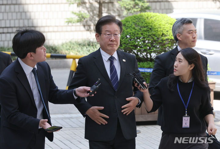 [서울=뉴시스] 김금보 기자 = 이재명 더불어민주당 대표가 23일 서울 서초구 중앙지방법원에서 '대장동 배임 및 성남FC 뇌물 의혹' 22차 공판에 출석하고 있다. 2024.04.23. kgb@newsis.com