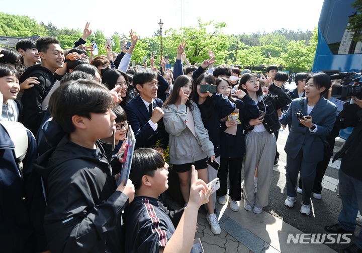 [광주=뉴시스] 박기웅 기자 = 조국 조국혁신당 대표가 23일 오전 광주 북구 운정동 국립5·18민주묘지에서 광주 수완하나중학교 학생들과 기념사진을 찍고 있다. 2024.04.23. pboxer@newsis.com