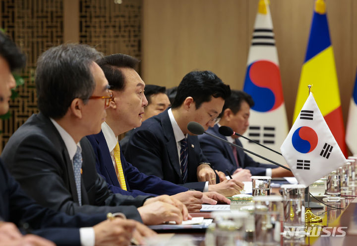 [서울=뉴시스] 조수정 기자 = 윤석열 대통령이 23일 서울 용산 대통령실에서 열린 클라우스 베르네르 요하니스 루마니아 대통령과의 한·루마니아 확대 정상회담에서 발언하고 있다. (대통령실통신사진기자단) 2024.04.23. chocrystal@newsis.com