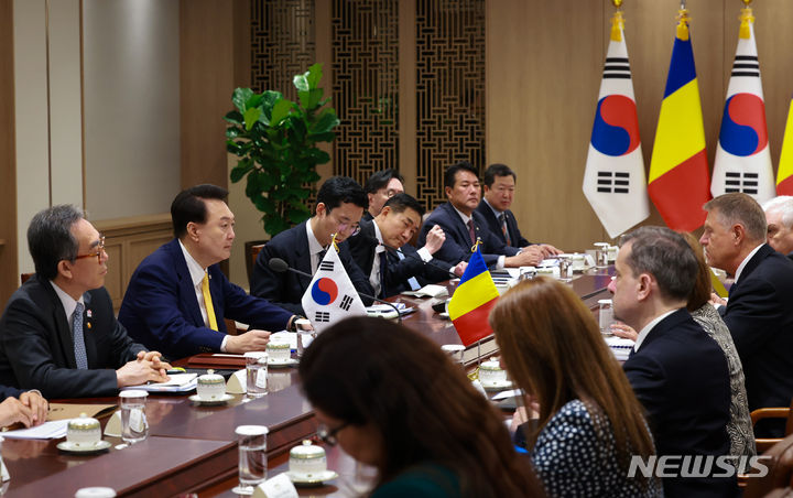 [서울=뉴시스] 조수정 기자 = 윤석열 대통령이 23일 서울 용산 대통령실에서 열린 클라우스 베르네르 요하니스 루마니아 대통령과 한·루마니아 확대 정상회담을 하고 있다. (대통령실통신사진기자단) 2024.04.23. chocrystal@newsis.com