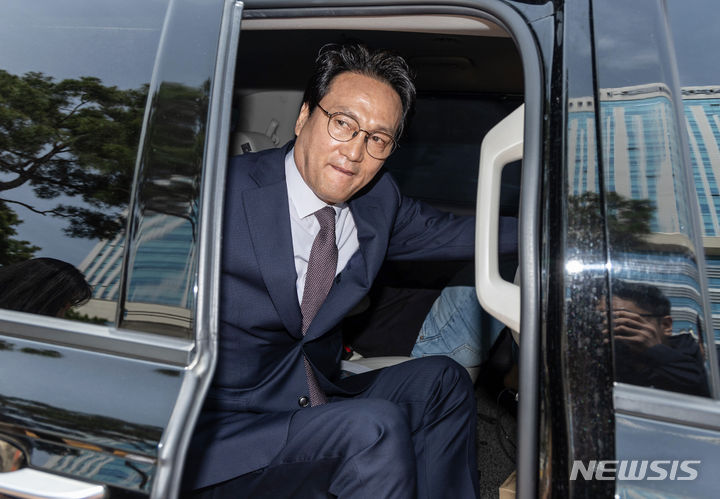 [수원=뉴시스] 김종택기자 = 명예훼손 등 혐의로 기소된 안민석 더불어민주당 국회의원이 지난 2024년 4월 23일 경기도 수원지방법원에서 열린 첫 공판을 마친 뒤 차량에 탑승하는 모습. (공동취재) 2026.04.14. photo@newsis.com