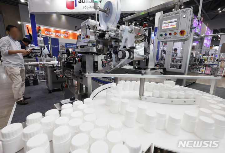 [고양=뉴시스] 고승민 기자 = 23일 경기 고양 킨텍스 제1전시장에서 열린 제24회 국제포장기자재전, 제19회 제약·바이오·화장품기술전, 제16회 국제화학장치산업전을 찾은 관람객이 참가 업체 장비들을 살피고 있다. 2024.04.23. kkssmm99@newsis.com