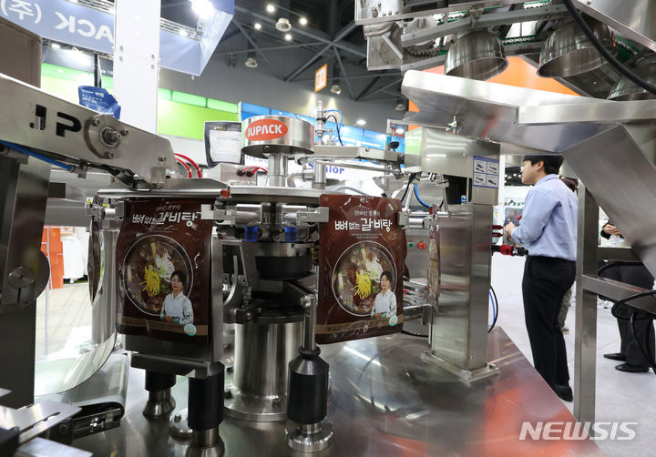 [고양=뉴시스] 고승민 기자 = 23일 경기 고양 킨텍스 제1전시장에서 열린 제24회 국제포장기자재전, 제19회 제약·바이오·화장품기술전, 제16회 국제화학장치산업전을 찾은 관람객이 참가 업체 장비들을 살피고 있다. 2024.04.23. kkssmm99@newsis.com