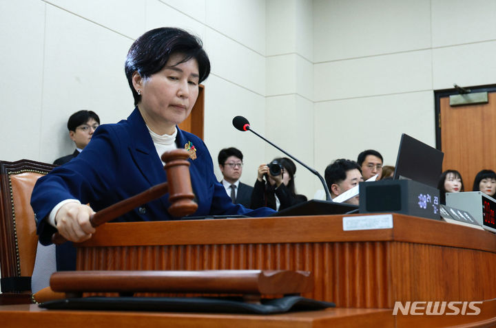 [서울=뉴시스] 고범준 기자 = 백혜련 정무위원회 위원장이 23일 오전 서울 여의도 국회에서 열린 정무위원회 전체회의에서 의사봉을 두드리고 있다. 이날 국민의힘 의원들은 불참했다. 2024.04.23. bjko@newsis.com