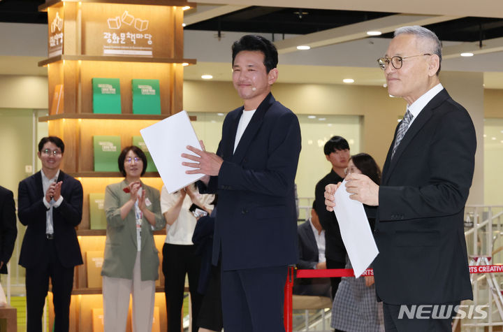 [서울=뉴시스] 김명원 기자 = 유인촌 문화체육관광부 장관과 배우 황정민이 23일 오전 서울 종로구 세종문화회관 세종라운지에서 열린 세계 책의 날 행사에 참석해 셰익스피어의 작품 '맥베스'를 함께 낭독하고 있다. 2024.04.23. kmx1105@newsis.com