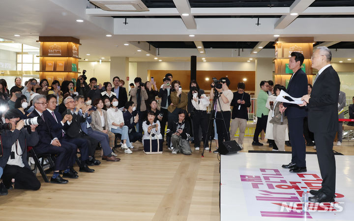 [서울=뉴시스] 김명원 기자 = 유인촌 문화체육관광부 장관과 배우 황정민이 23일 오전 서울 종로구 세종문화회관 세종라운지에서 열린 세계 책의 날 행사에 참석해 셰익스피어의 작품 '맥베스'를 함께 낭독하고 있다. 2024.04.23. kmx1105@newsis.com
