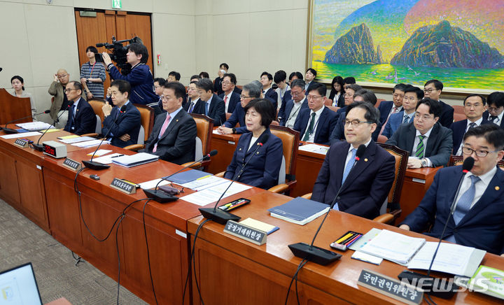 [서울=뉴시스] 고범준 기자 = 방기선 국무조정실장, 강정애 국가보훈부 장관 등이 23일 오전 서울 여의도 국회에서 열린 정무위원회 전체회의에 참석해 자리에 앉아 있다. 2024.04.23. bjko@newsis.com